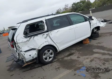 2015 Toyota Sienna Le 8 Passenger z USA, uszkodzony, nr VIN 5TDKK3DC1FS585864